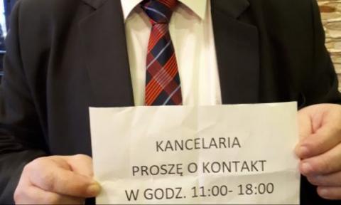 – Kartki te pabianiczanie znajdują na grobach swoich bliskich – mówi Grzegorz Janczak, dyrektor Miejskiego Zakładu Pogrzebowego