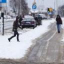 Nieodśnieżone przejścia dla pieszych. Od chodnika muszą pokonać zwały śniegu zgarniętego z jezdni