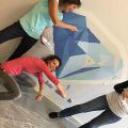 Kruk i wolontariusze z "Agrafki" malują mural dla podopiecznych WTZ. Pomagają im uczniowie z ZS 3 i z ZS 2.