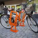  Dzięki ubiegłorocznej edycji akcji „Kręć Kilometry z Allegro” w Pabianicach stanęły pomarańczowe stojaki na rowery