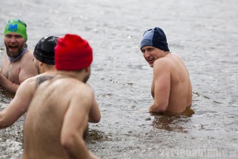Miłośnicy zimnych kąpieli świętowali śmigus-dyngus na Lewitynie