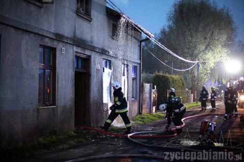 Pożar wybuchł na strychu. Strażacy muszą rozebrać dach, by dostać się do zarzewia ognia