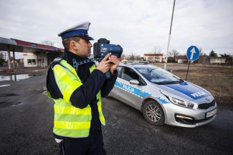Policjant z miernikiem laserowym podczas akcji Prędkość Życie Pabianic