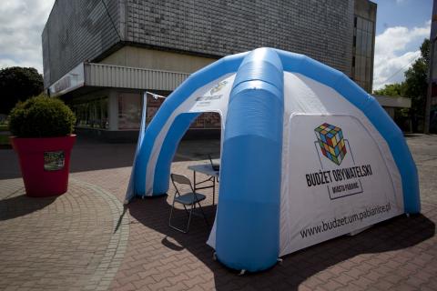 namiot budżetu obywatelskiego pod urzędem miejskim życie pabianic