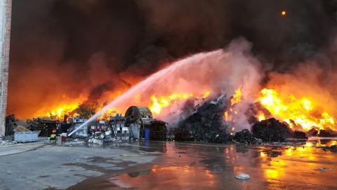 wozy OSP Lutomiersk gaszą pożar wysypiska śmieci w zgierzu życie pabainic