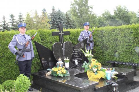 policjanci przy grobie asp. Andrzeja Werstaka Życie Pabianic