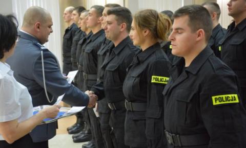Ślubowanie nowo przyjętych policjantów odbyło się w auli Komendy Wojewódzkiej Policji w Łodzi