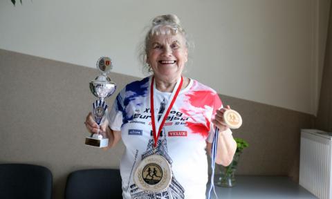 Pabianicka biegaczka, Janina Rosińska ma 80 lat i kolejny puchar Życie Pabianic