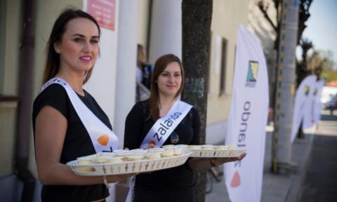 Hostessy Zalando rozdają babeczki w Tuszynie, Życie Pabianic
