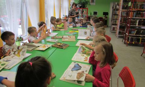 Dzieci z PM 13 na zajęciach w miejskiej bibliotece Życie Pabianic