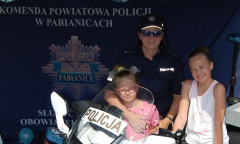 policjantka z dziećmi podczas dni pabianic życie pabianic