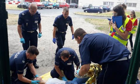 policja udziela pierwszej pomocy podczas zawodów PCK życie pabianic