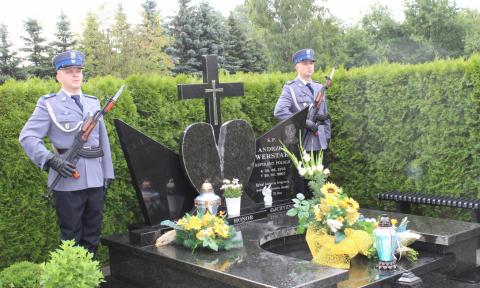 policjanci przy grobie asp. Andrzeja Werstaka Życie Pabianic