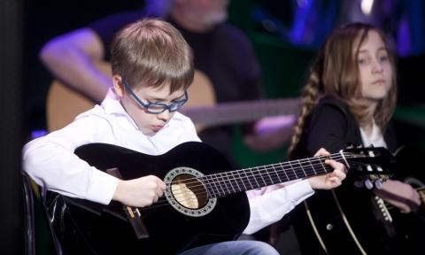 chłopiec grający na gitarze Życie Pabianic