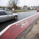 Uwaga kierowcy - na drodze dla rowerów, pasie ruchu dla rowerów oraz w śluzie rowerowej jest zakaz zatrzymywania się