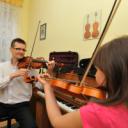 W szkole muzycznej w Pabianicach można nauczyć się grać na skrzypcach Życie Pabianic