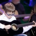 chłopiec grający na gitarze Życie Pabianic