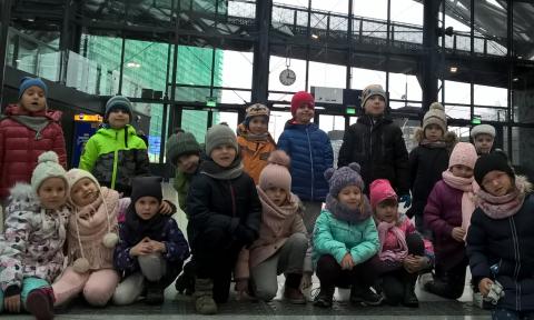 Dzieci z PM 13 na dworcu Łódź Fabryczna Życie Pabianic