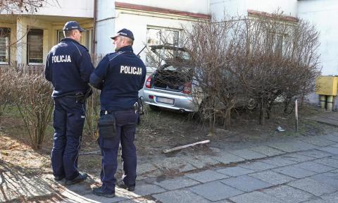 Kierowca wjechał w budynek przy ulicach Skłodowskiej i Sienkiewicza, i uciekł Życie Pabianic