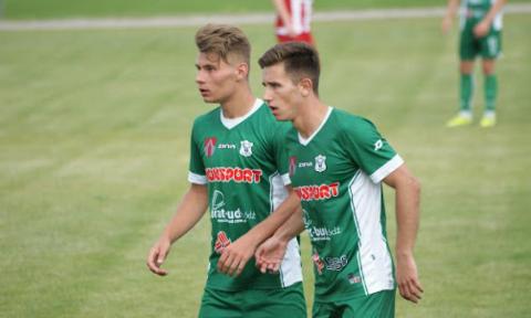 Kacper Dziuba (pierwszy z lewej) strzelił gola dla Sokoła Aleksandrów Łódzki Życie Pabianic