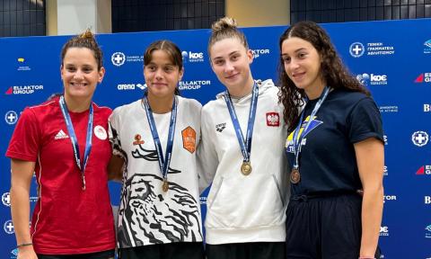 Paulina Piechota (druga z prawej) została podwójną mistrzynią Grecji w pływaniu Życie Pabianic