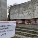Zaczęła się rozbiórka pomnika w Pabianicach