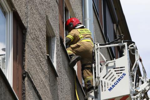 Strażacy weszli przez okno do mieszkania na 3 piętrze