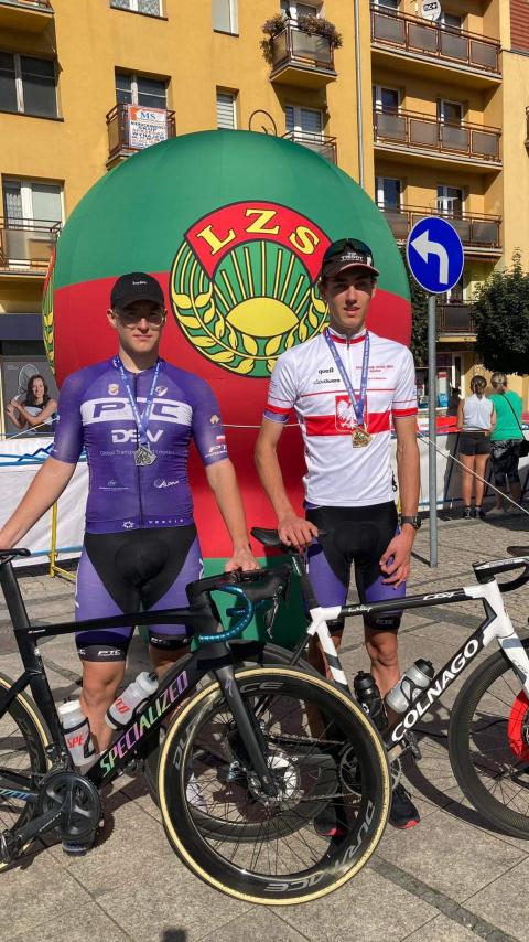 Antoni Sokół (z lewej) i Igor Szumer zdobyli medale mistrzostw Polski w kolarstwie dla PTC DSV Alpina Pabianice Życie Pabianic