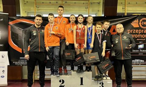 Ekipa Nelsona Pabianice podczas zapaśniczych mistrzostw województwa w Moszczenicy Życie Pabianic