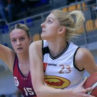 Kapitan Magdalena Grzelak (nr 23) zapewniła koszykarkom Grota F&F Automatyka Pabianice awans do drugiej rundy play-off Życie Pabianic