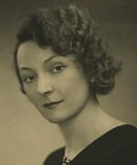 Urodziła się jako Irena Hoeckówna, 6 maja 1900 roku