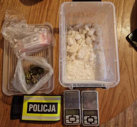 Narkotyki i „psychotropy” ukryte w kuchennej szafce Życie Pabianic