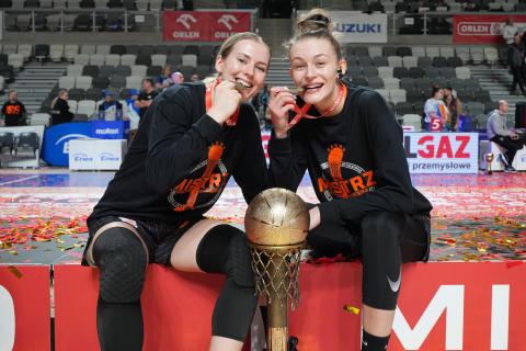 Wychowanka PTK Pabianice, Julia Piestrzyńska (z prawej) cieszy się z tytułu mistrzyni Polski w koszykówce Życie Pabianic