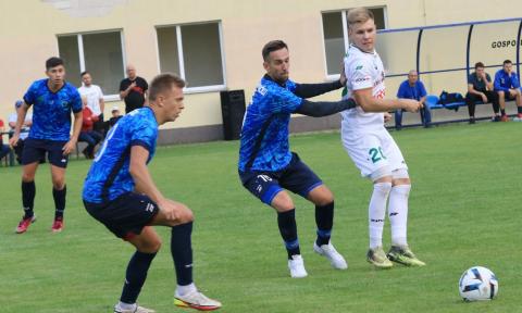 Dawid Kaźmierczak (drugi z prawej) strzelił pierwszego gola w meczu GKS Ksawerów Życie Pabianic