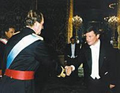 Wojciech Kraj (z prawej) podczas prezentacji pracowników ambasady królowi Hiszpanii - Juanowi Carlosowi