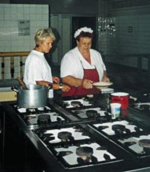 Ewa Michalska (z lewej) codziennie omawia jadłospis z szefową kuchni