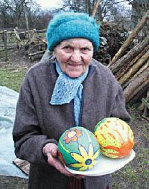 <I>- Najładniejsze są pisanki ze strusich jaj </I>- mówi Zenobia Tatarowa z fermy na Zatorzu