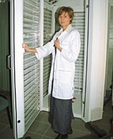 W tej kabinie doktor Małgorzata Dubla-Berner "zamyka" pacjentów, żeby poddać ich terapii światłem