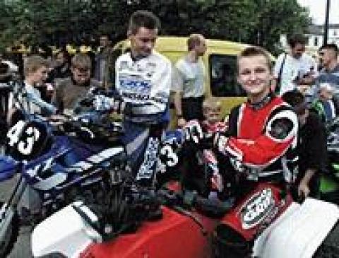Łukasz (z lewej) i Przemek Grabarzowie pasją do szybkich motocykli zarazili się od taty