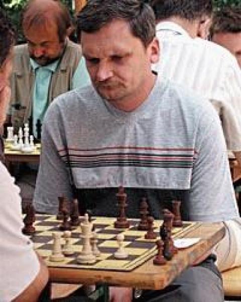 W ostatnim turnieju do wspólnej szachownicy zasiedli ojciec i syn. Po szybkiej i zaciętej walce Jacek Omelańczuk pokonał tatę