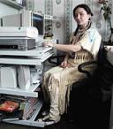 Biała Sowa twierdzi, że kobiecie z plemienia Lakotów nie przystoi się uśmiechać, gdy jest fotografowana przy pracy