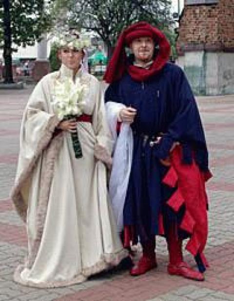 Magda i Piotr długo studiowali średniowieczne obrazy i rzeźby zanim uszyli repliki dworskich szat