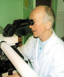 W ciągu miesiąca profesor Janusz Alwasiak z pabianickiego szpitala bada pod mikroskopem ponad 600 wycinków tkanki i 300 rozmazów cytologicznych 