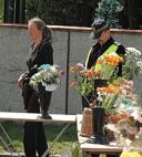 Kwiaciarka po wyjściu z więzienia wróciła pod cmentarz