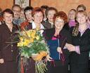 Doktor Maria Sikora-Drobniewska (z dyplomem) w otoczeniu lekarzy z oddziału pediatrii wraz z ich szefową doktor Dorotą Kardas-Sobantką (trzyma kwiaty)