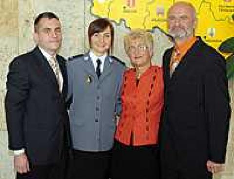 W uroczystości wręczenia nagród w Komendzie Wojewódzkiej Policji Agnieszce Olejniczak towarzyszył mąż Bartosz i rodzice - Maria i Czesław Masiukowie