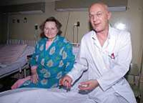 Grzegorz Ratajczak przy łóżku pani Jadzi. Pielęgniarz już 27 lat opiekuje się chorymi