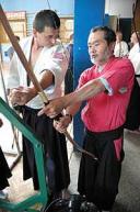 Nauczycielem drogi łuku jest Masakatsu Yoshida, który ma II dan kyudo, szkoła Ogasawara