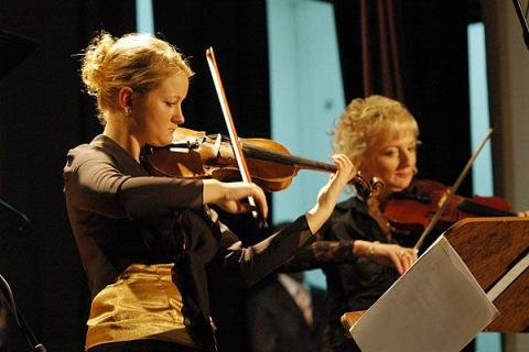Dziś (19 października) absolwenci Państwowej Szkoły Muzycznej w Pabianicach z okazji 40-lecia placówki zagrali wspaniały koncert.