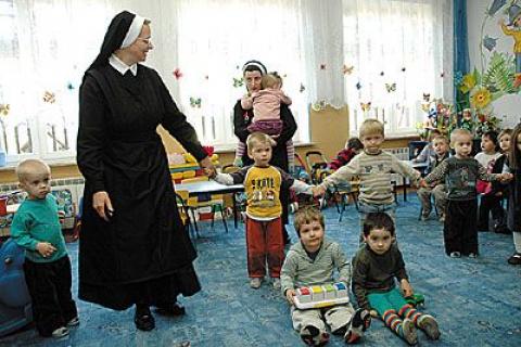 Siostra Teresa Rawska z najmłodszymi przedszkolakami